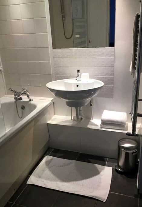 Victoria Park 1 Bedroom Flat * London